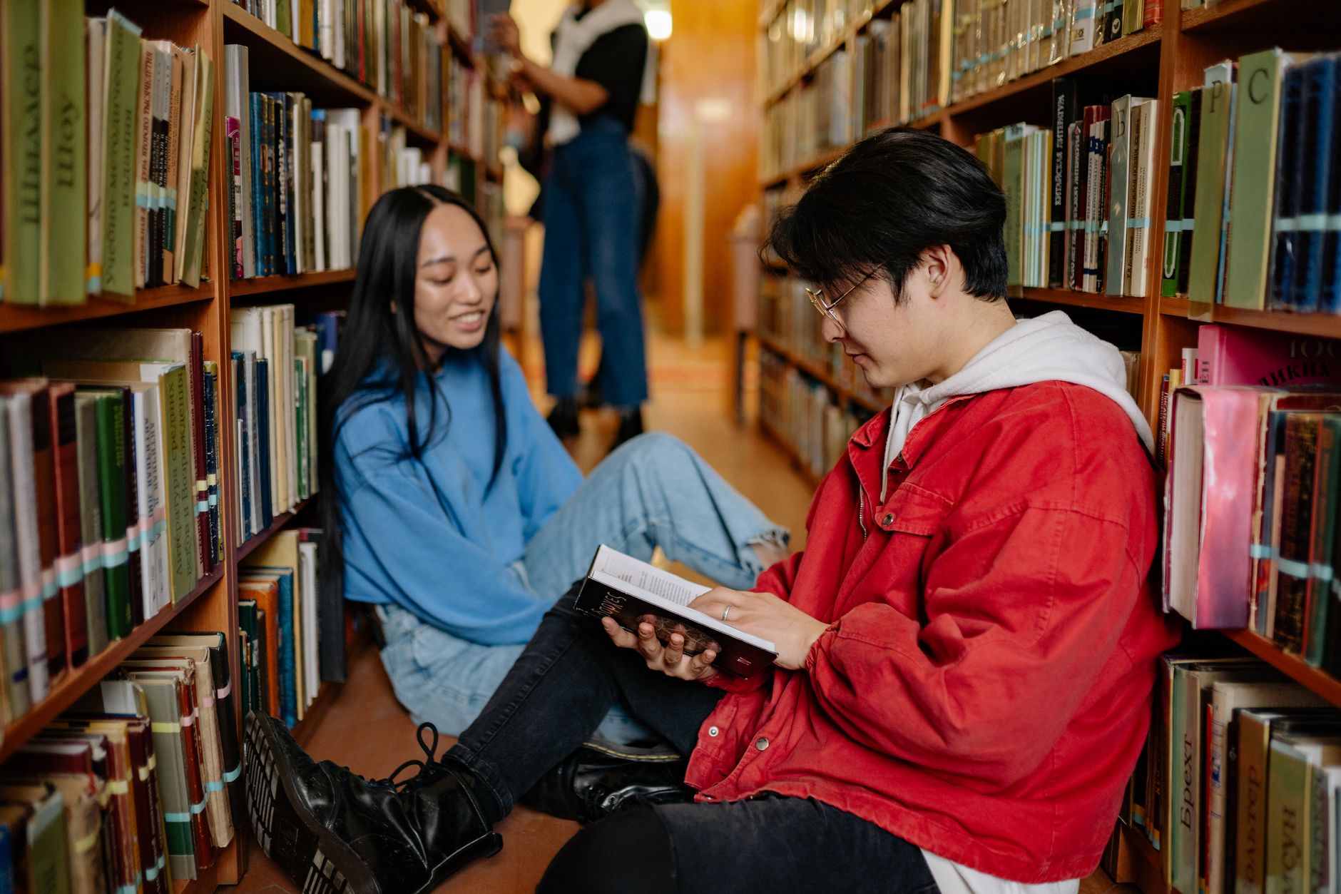 英国男孩阅读能力停滞在小学水平,女孩阅读面却持续扩大:留给中国留学生的学术警示